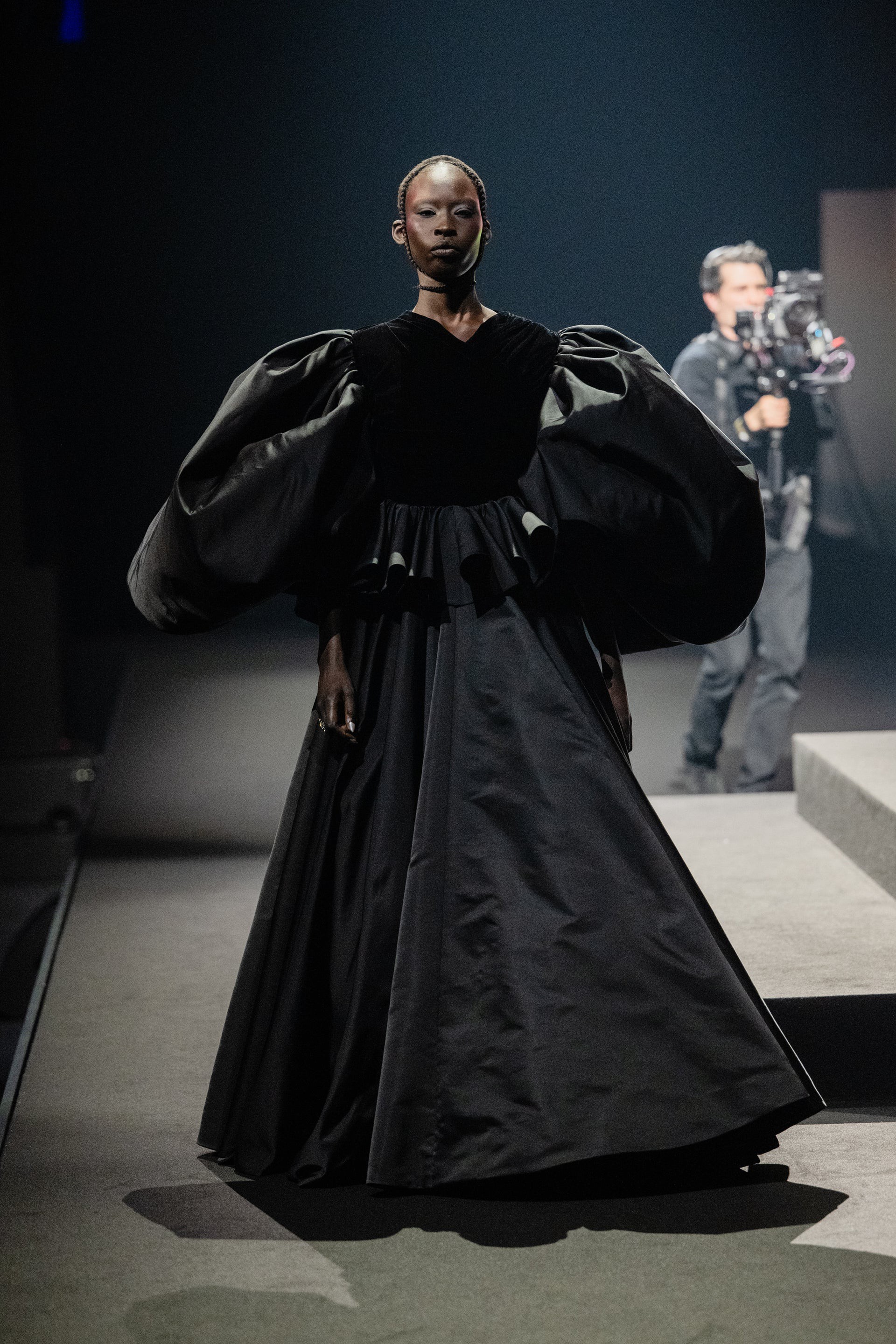 Hinh anh Viktor & Rolf Couture SS26: Một màn trình diễn kịch tính 9