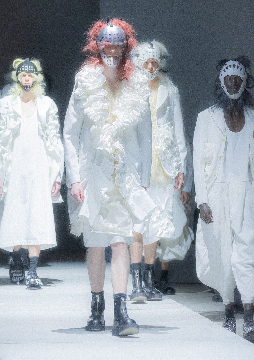 Hinh anh Comme des Garçons Homme Plus Thu Đông 2026: “Liều thuốc giải độc có chủ đích hay một tấm gương méo mó” 9