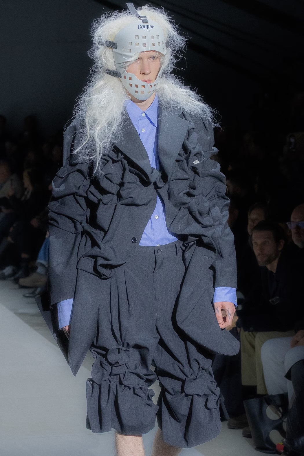 Hinh anh Comme des Garçons Homme Plus Thu Đông 2026: “Liều thuốc giải độc có chủ đích hay một tấm gương méo mó” 2