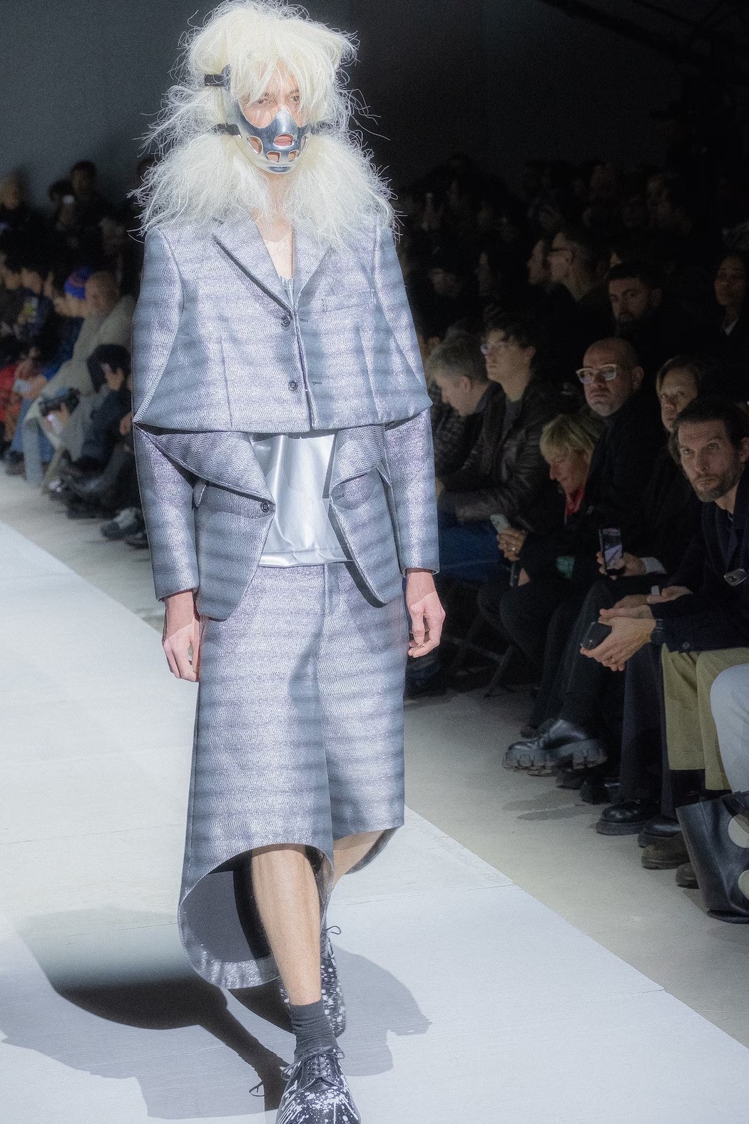 Hinh anh Comme des Garçons Homme Plus Thu Đông 2026: “Liều thuốc giải độc có chủ đích hay một tấm gương méo mó” 5