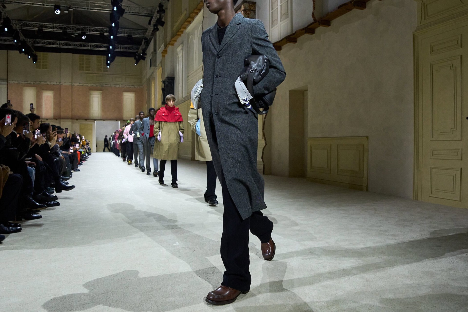 Hinh anh Miuccia Prada và Raf Simons để bề mặt quần áo như đã từng sống, 'chôn vùi' bên dưới nhiều ẩn ý để người xem tự do 'khai quật' và giải nghĩa. 11