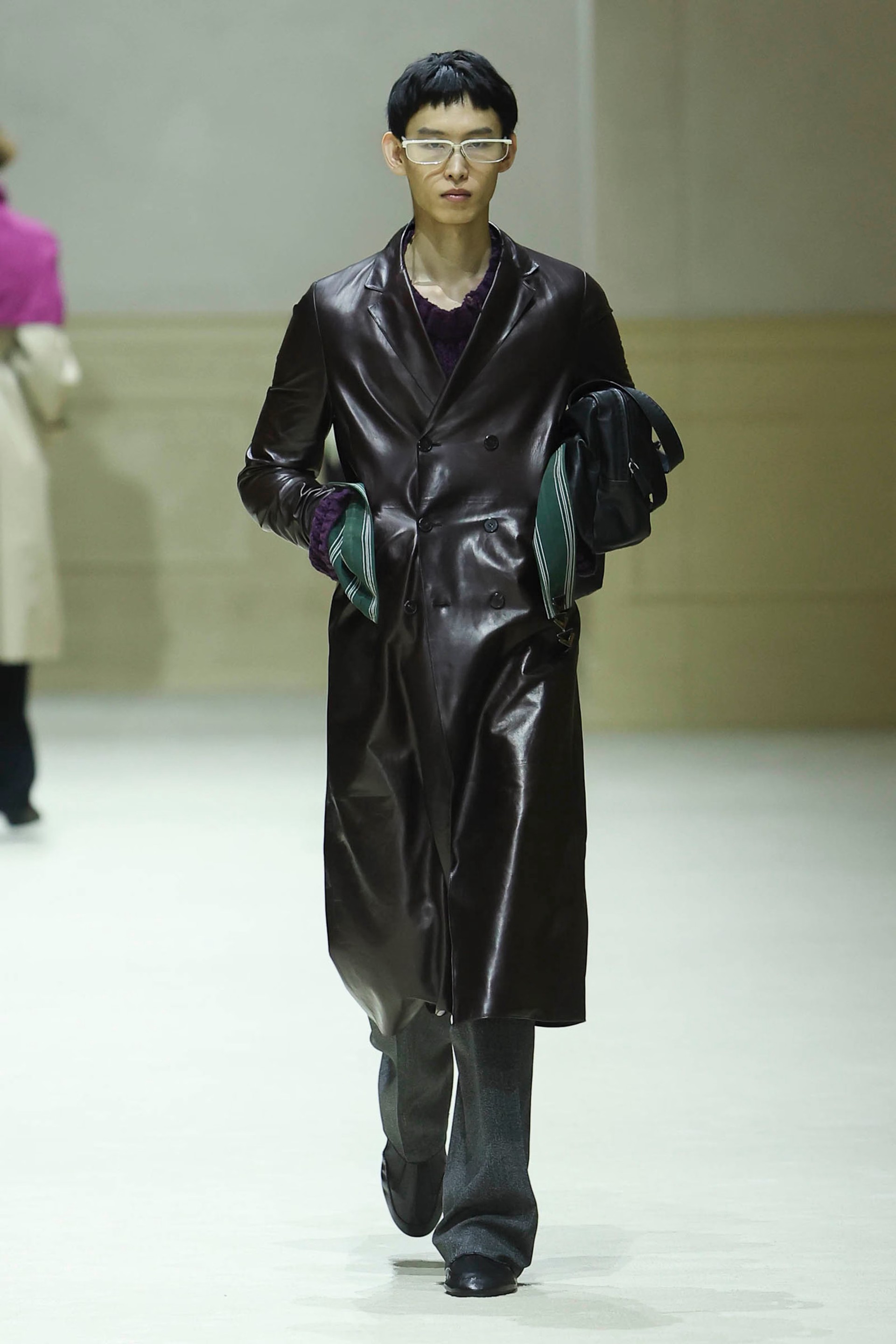 Hinh anh Miuccia Prada và Raf Simons để bề mặt quần áo như đã từng sống, 'chôn vùi' bên dưới nhiều ẩn ý để người xem tự do 'khai quật' và giải nghĩa. 5