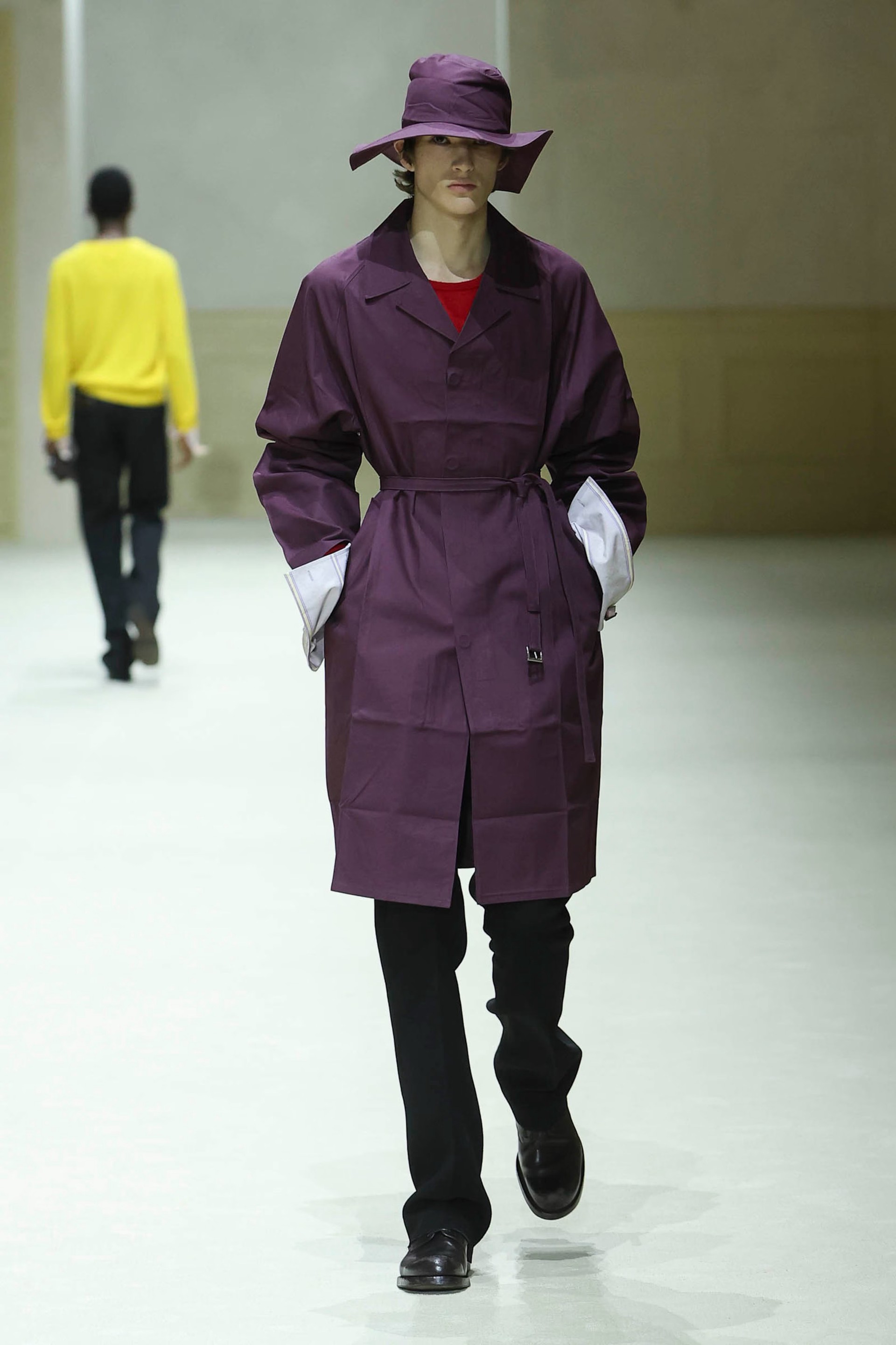 Hinh anh Miuccia Prada và Raf Simons để bề mặt quần áo như đã từng sống, 'chôn vùi' bên dưới nhiều ẩn ý để người xem tự do 'khai quật' và giải nghĩa. 1