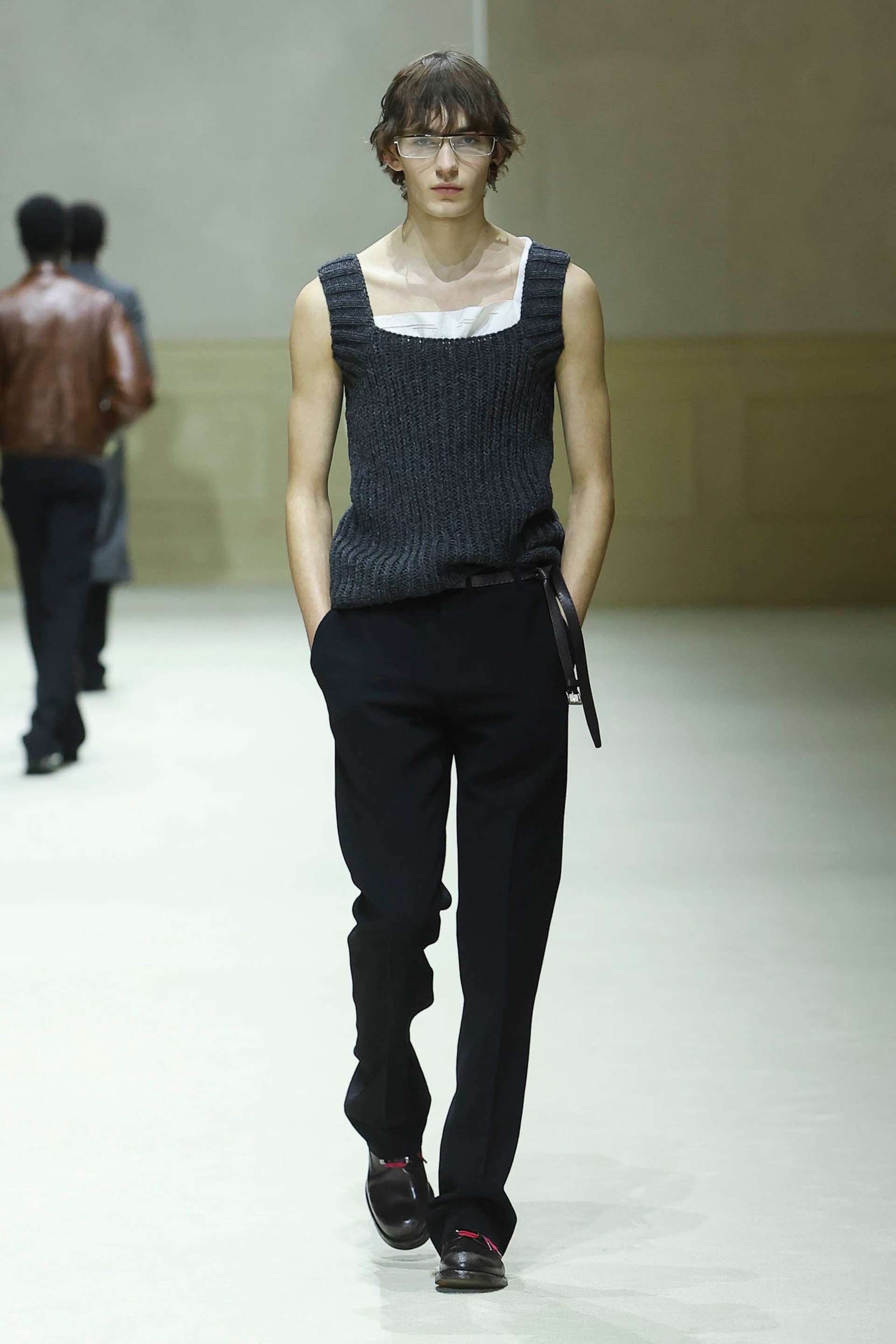 Hinh anh Miuccia Prada và Raf Simons để bề mặt quần áo như đã từng sống, 'chôn vùi' bên dưới nhiều ẩn ý để người xem tự do 'khai quật' và giải nghĩa. 8