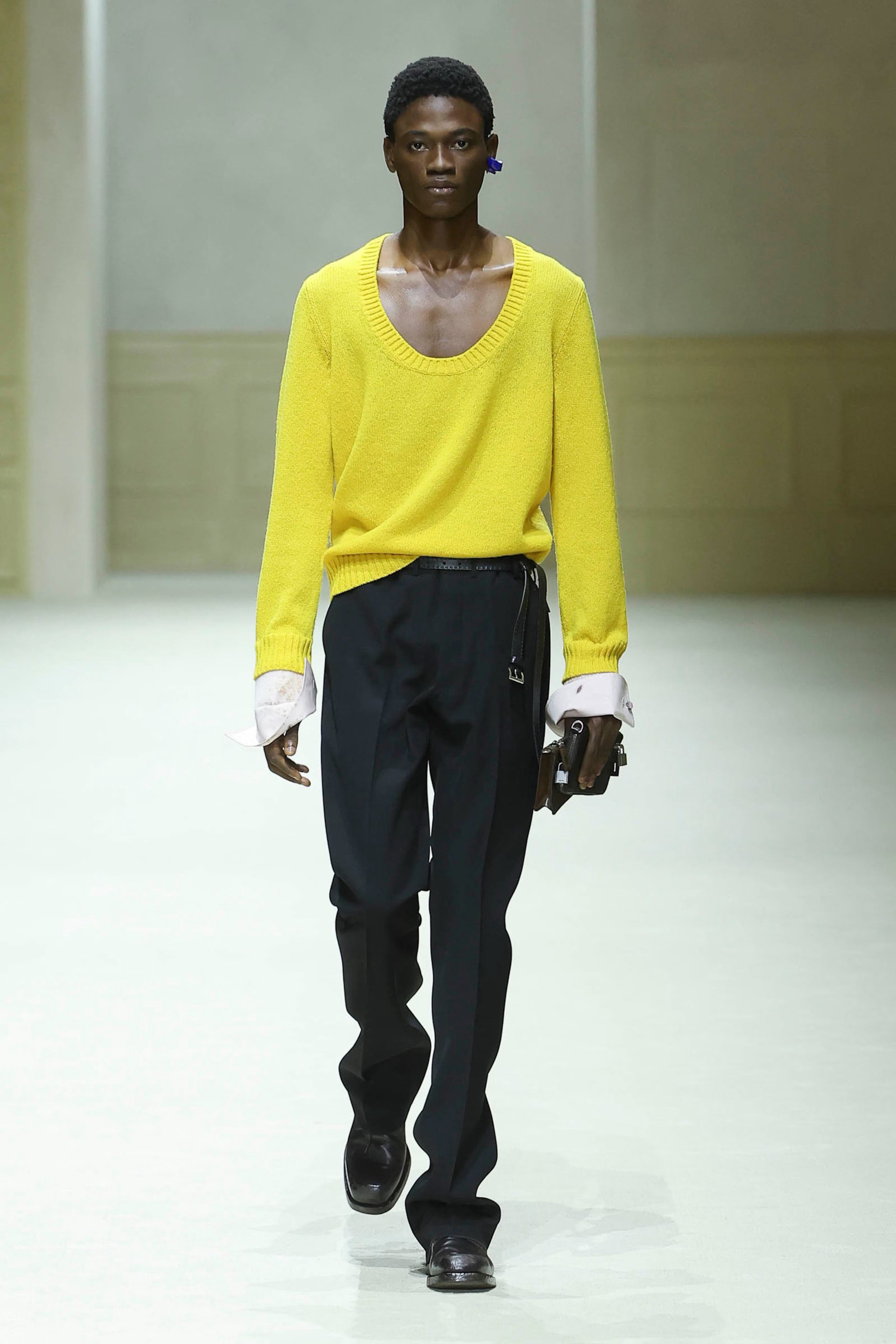 Hinh anh Miuccia Prada và Raf Simons để bề mặt quần áo như đã từng sống, 'chôn vùi' bên dưới nhiều ẩn ý để người xem tự do 'khai quật' và giải nghĩa. 10