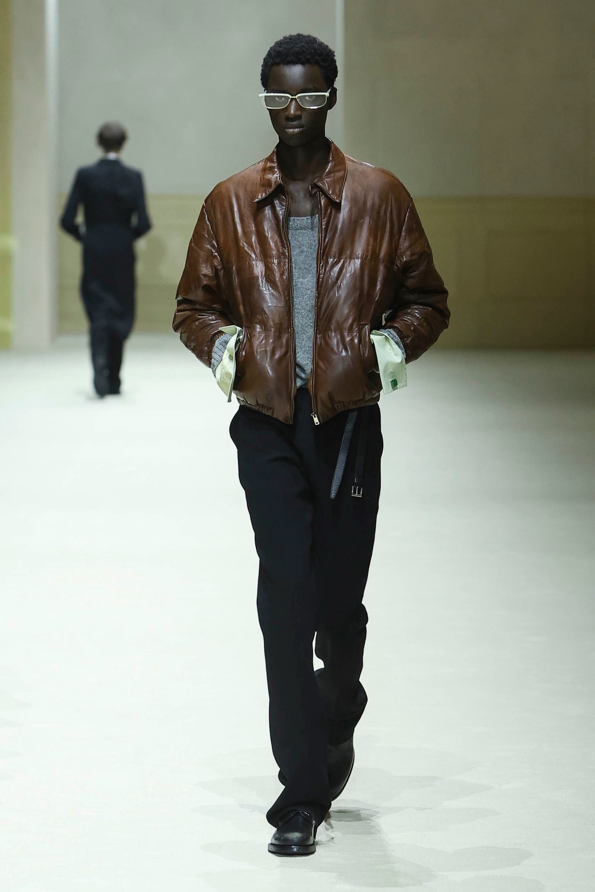 Hinh anh Miuccia Prada và Raf Simons để bề mặt quần áo như đã từng sống, 'chôn vùi' bên dưới nhiều ẩn ý để người xem tự do 'khai quật' và giải nghĩa. 4