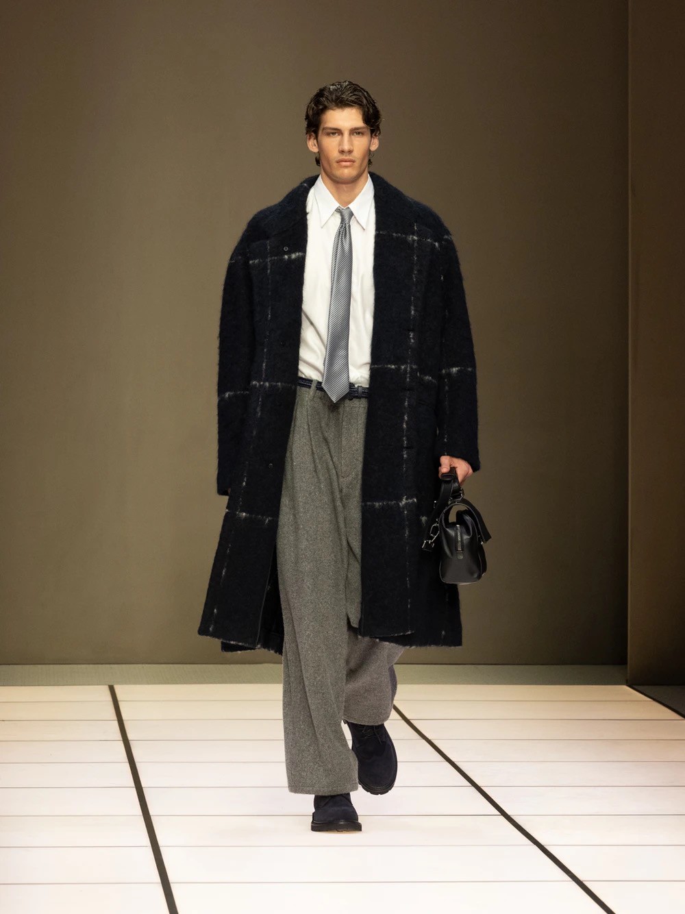Hinh anh Giorgio Armani FW2026: Người thầy đã rời khỏi sàn diễn, nhưng Armani thì chưa 48