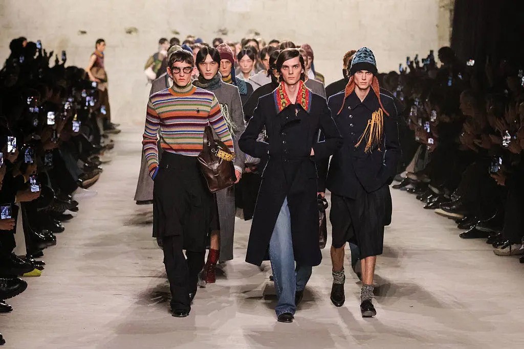 Hinh anh Dries Van Noten Fall/Winter 2026: Giấc mơ giữa ký túc xá và nhà thờ thời kỳ Victorian 1