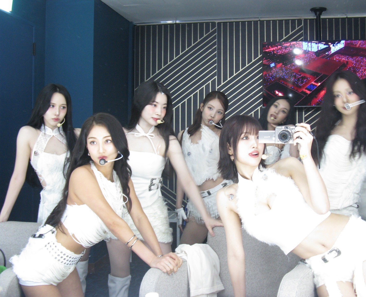 Hinh anh Có gì trong “tiệm tạp hóa digicam” của idol Kpop? 28