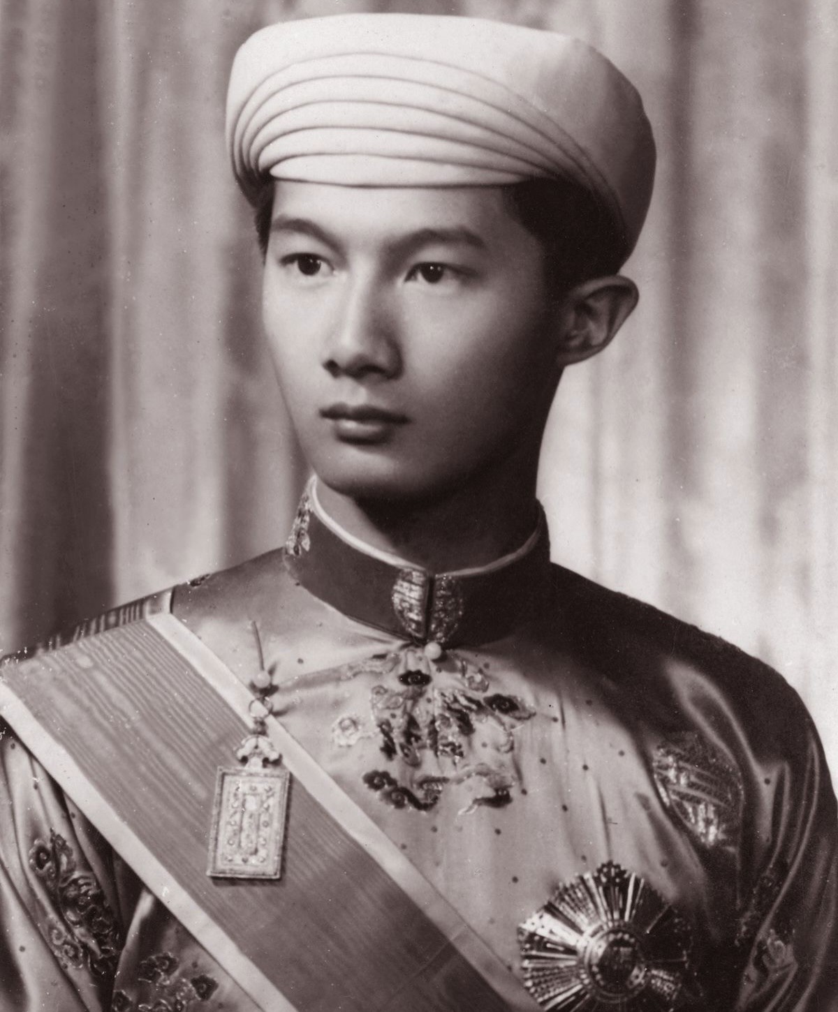 Hinh anh Thăm sử Triều Nguyễn, thưởng “Cành Vàng Lá Ngọc” PHAN HUY Haute Couture SS26 7