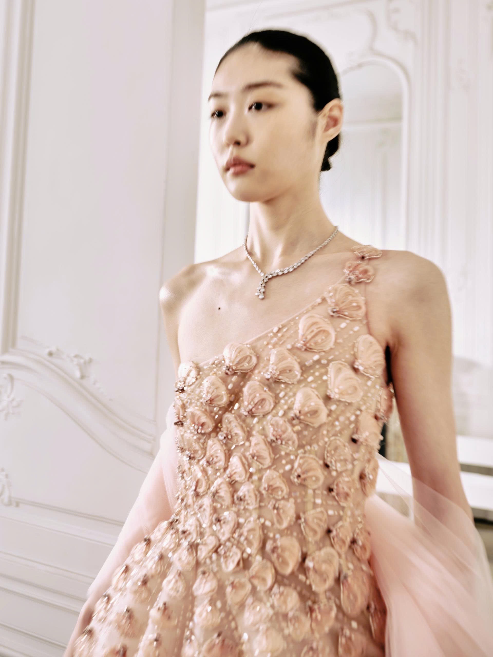 Hinh anh Thăm sử Triều Nguyễn, thưởng “Cành Vàng Lá Ngọc” PHAN HUY Haute Couture SS26 62