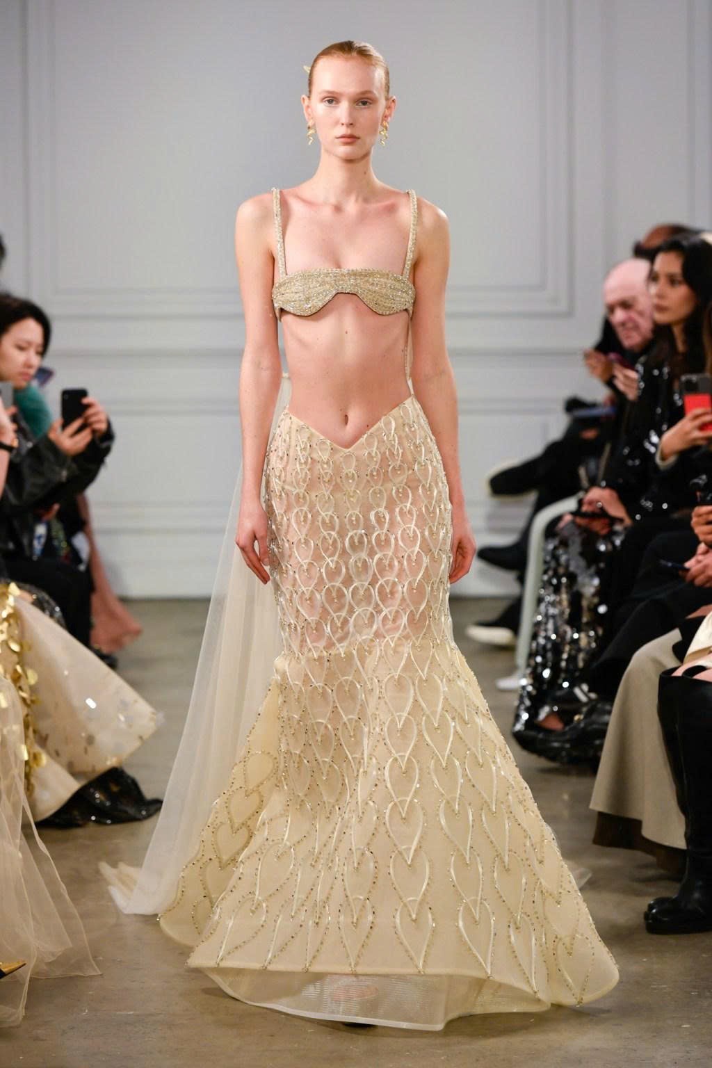 Hinh anh Thăm sử Triều Nguyễn, thưởng “Cành Vàng Lá Ngọc” PHAN HUY Haute Couture SS26 27