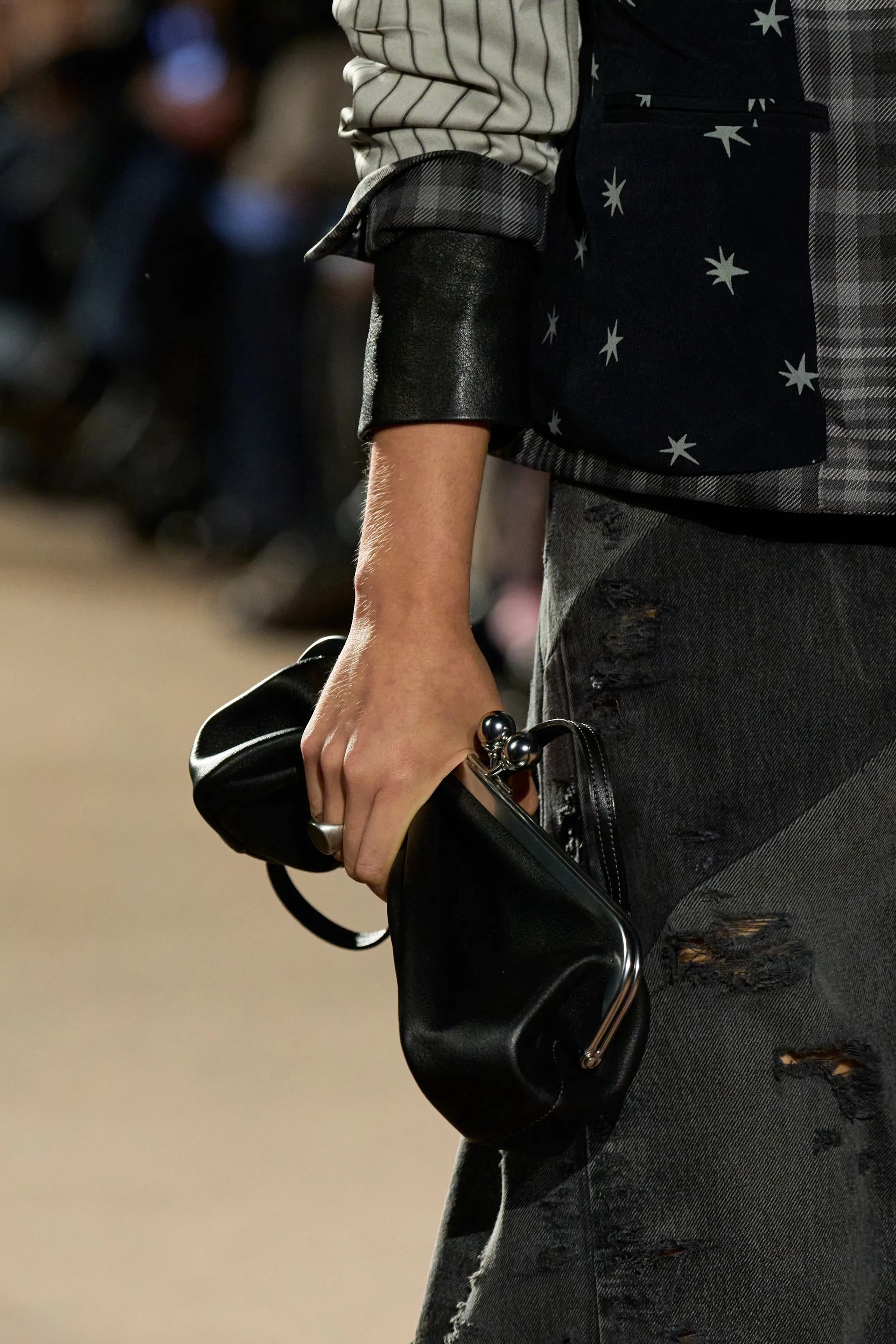 Hinh anh Coach Fall 2026: Nước Mỹ, văn hoá phản kháng và ngôn ngữ styling 22