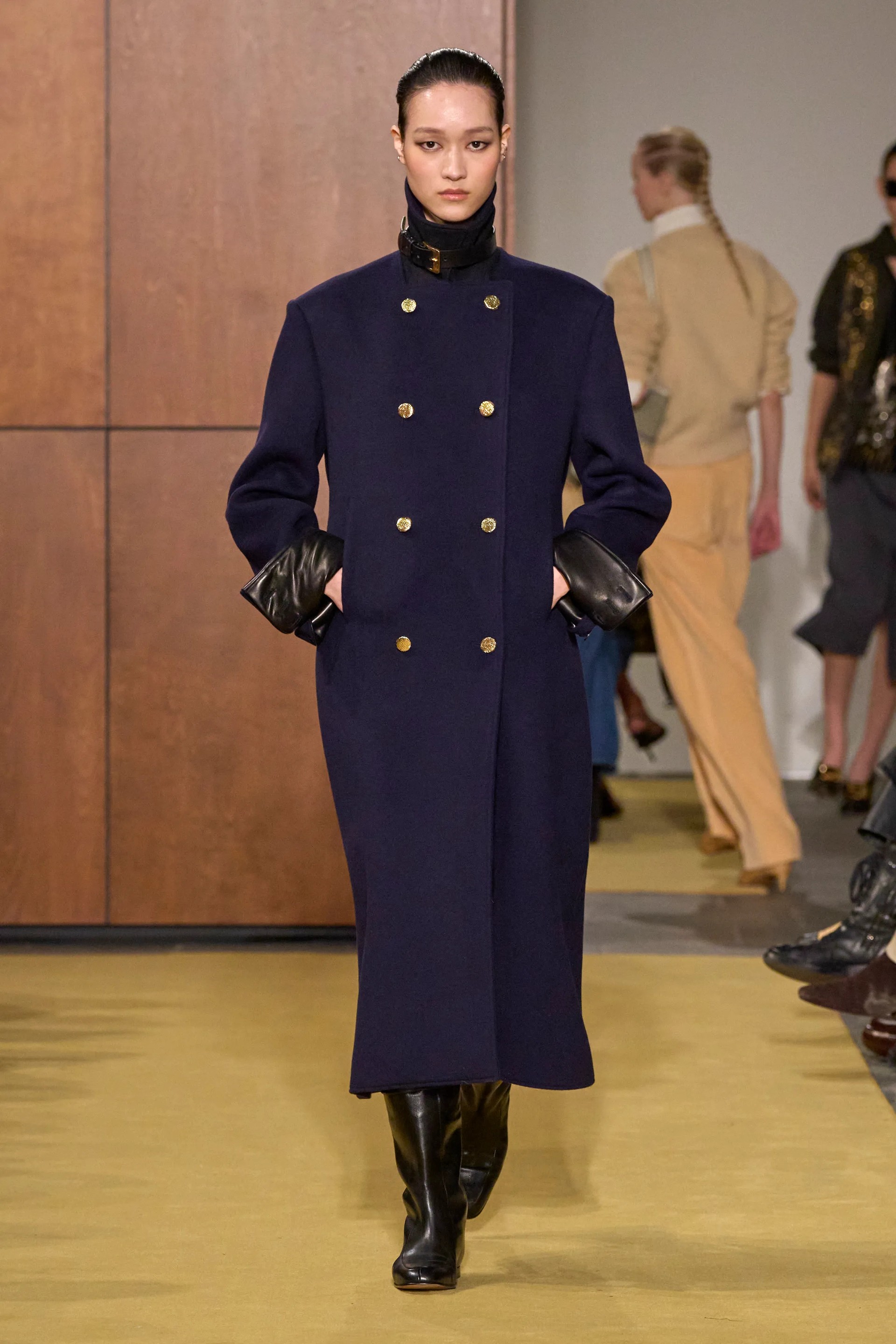 Hinh anh Tory Burch Thu Đông 2026: Chiếc quần nhung gân của cha 2