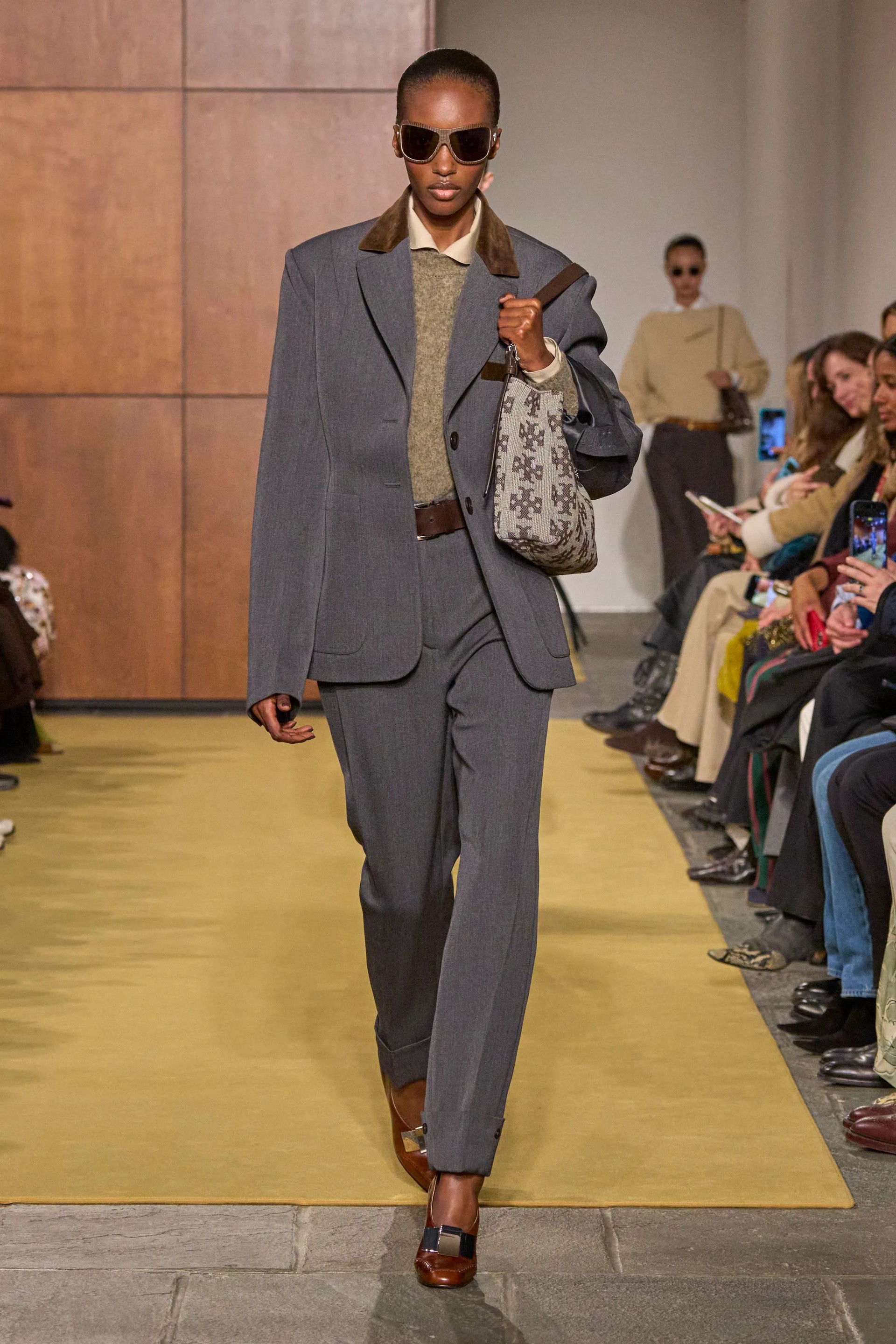 Hinh anh Tory Burch Thu Đông 2026: Chiếc quần nhung gân của cha 1