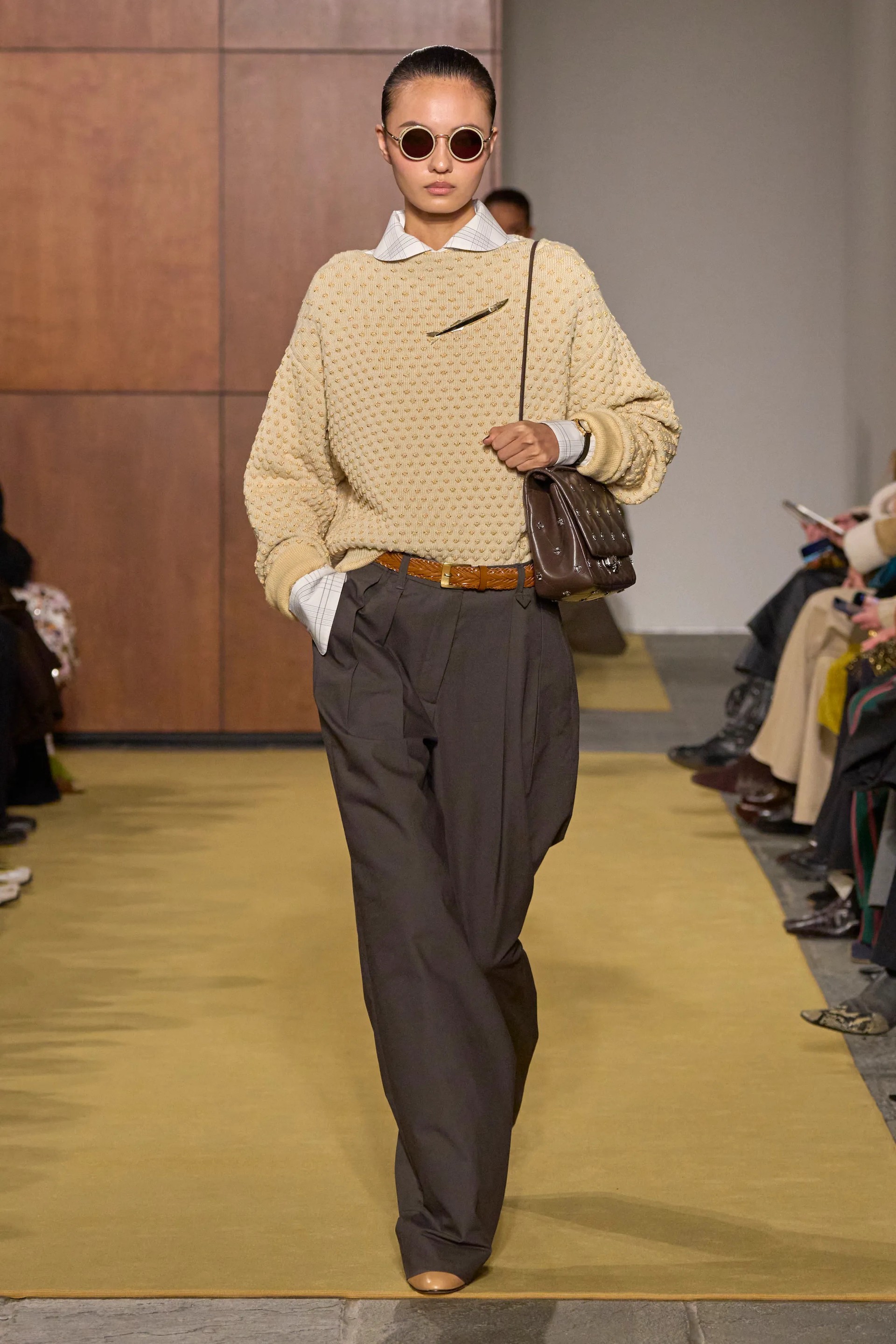 Hinh anh Tory Burch Thu Đông 2026: Chiếc quần nhung gân của cha 7