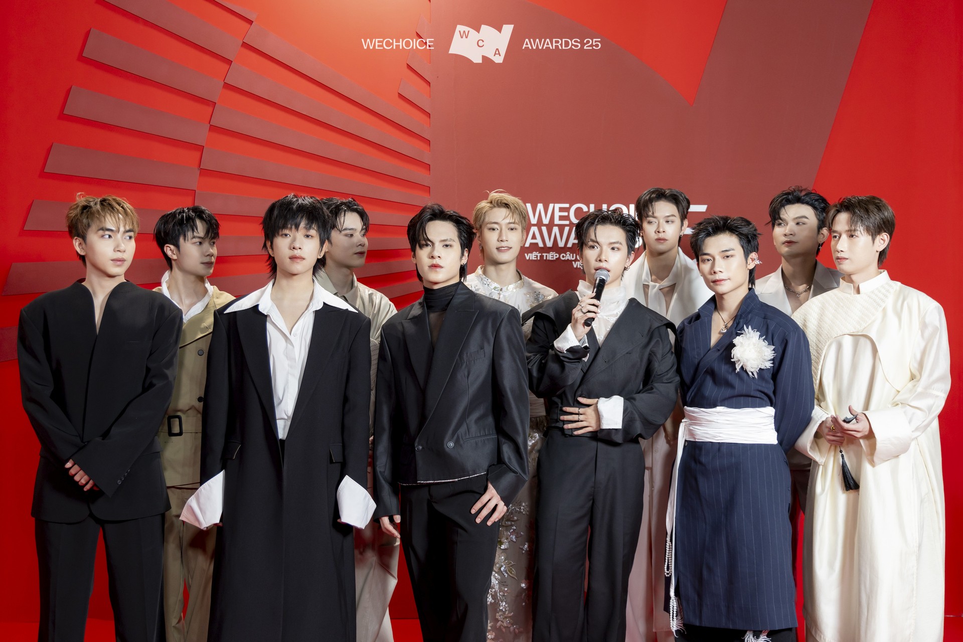 Hinh anh Các ngôi sao bắt đầu giải đề 23