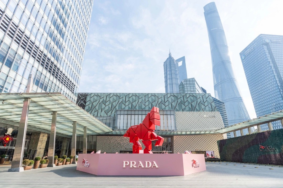 Hinh anh Ngựa lửa tạo hình từ logo Prada 3