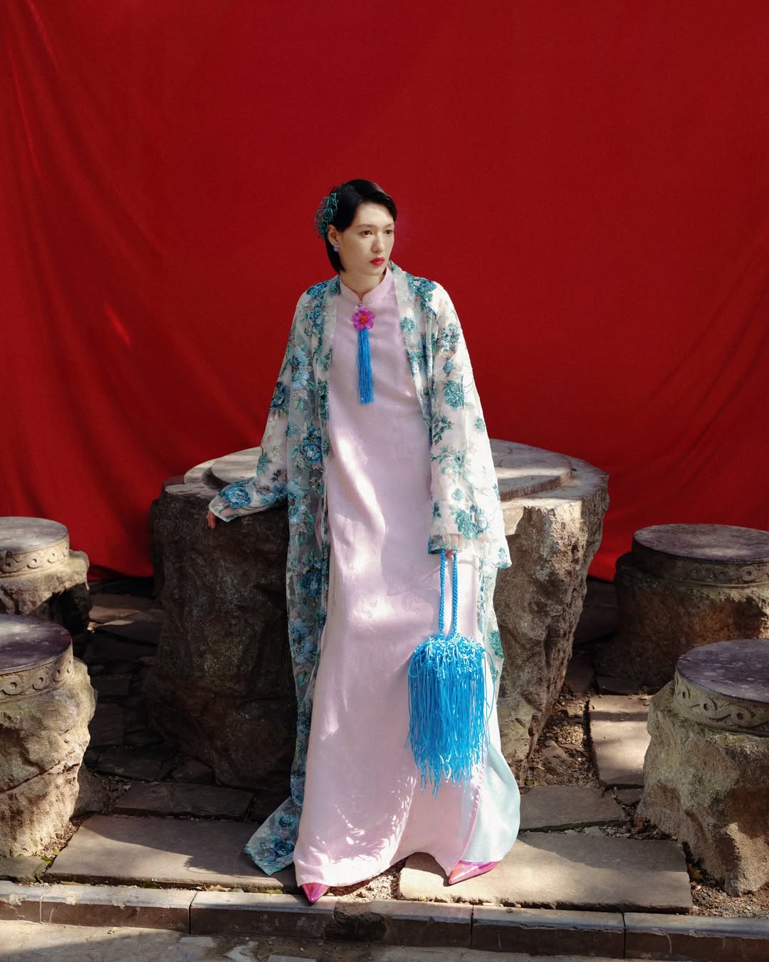 Hinh anh Ở đây, trang phục không chỉ đại diện cho gu thẩm mỹ, mà cho vị thế xã hội. 1