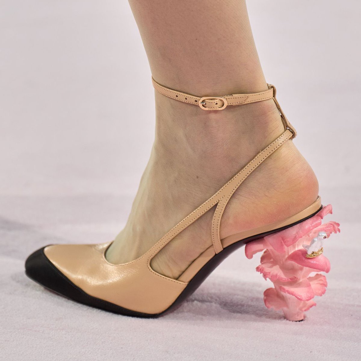 Hinh anh Lịch sử thời trang của những đôi giày cao gót kỳ ảo nhất từng xuất hiện trên sàn catwalk 21