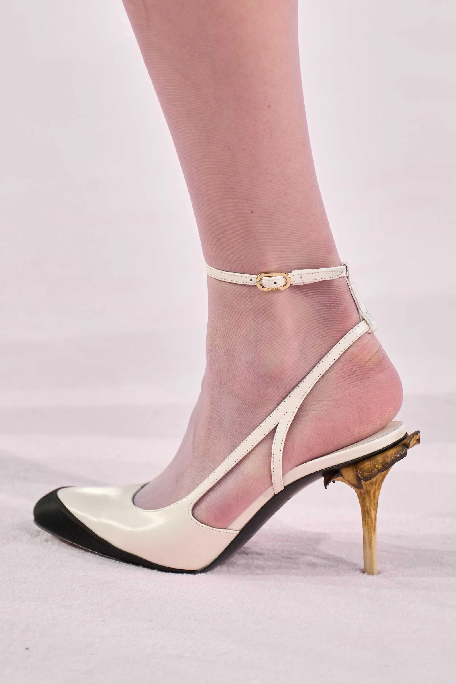 Hinh anh Lịch sử thời trang của những đôi giày cao gót kỳ ảo nhất từng xuất hiện trên sàn catwalk 22