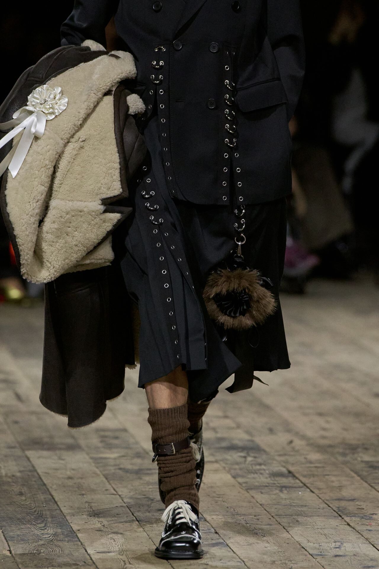 Hinh anh "Những chú ngựa trắng" Simone Rocha Thu Đông 2026 24