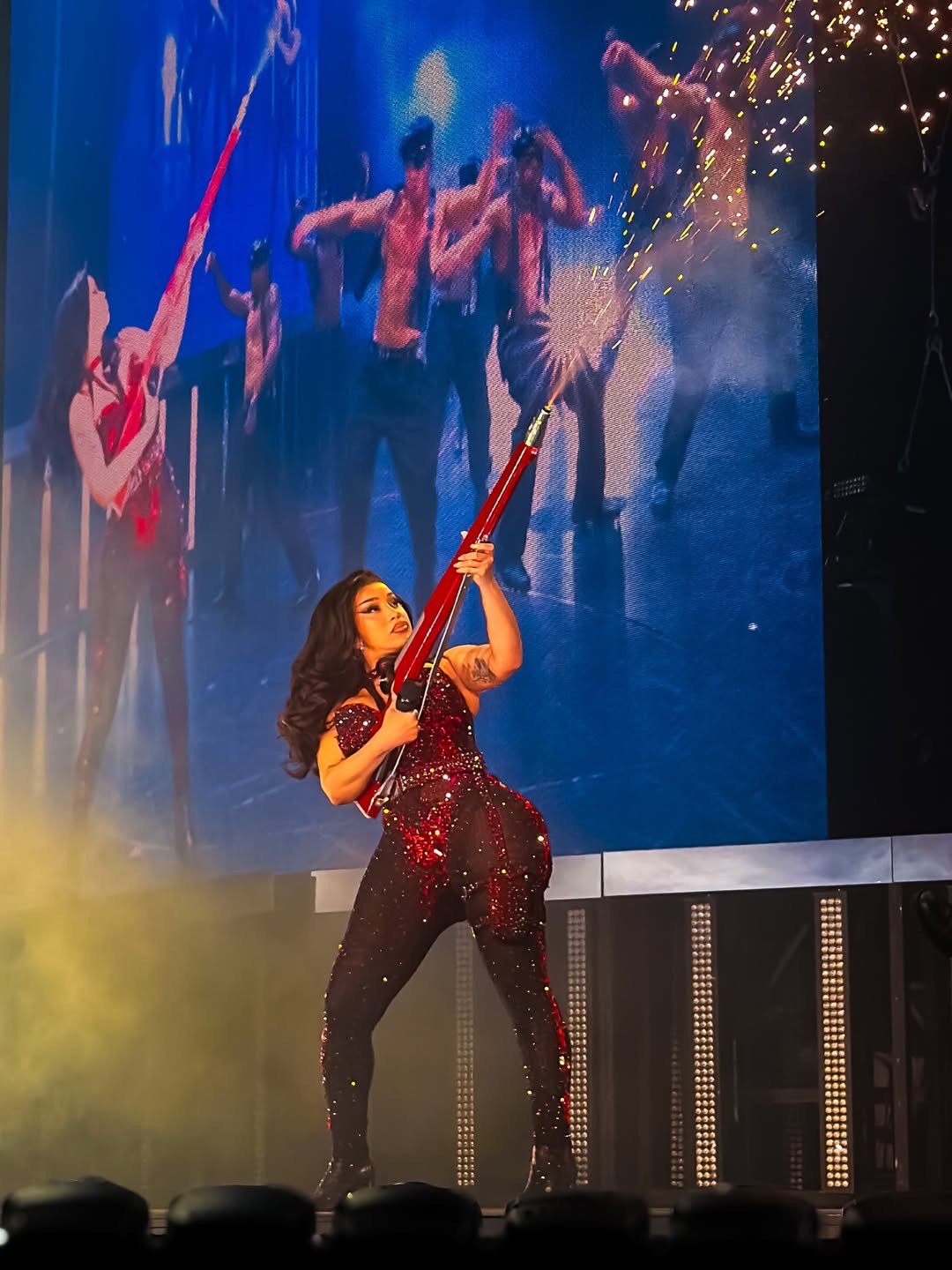 Hinh anh Cardi B khai màn “Little Miss Drama Tour” trong thiết kế độc quyền từ NTK Đỗ Long 3