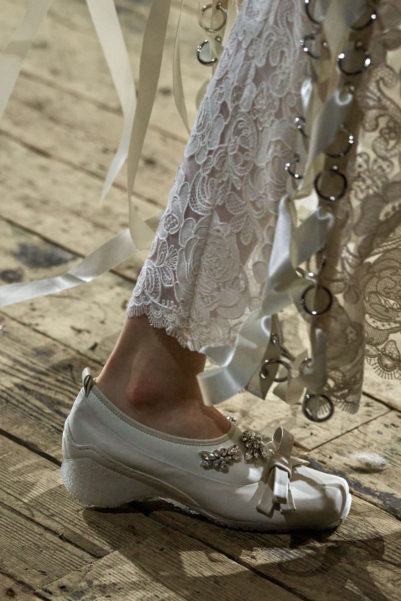 Hinh anh "Những chú ngựa trắng" Simone Rocha Thu Đông 2026 25