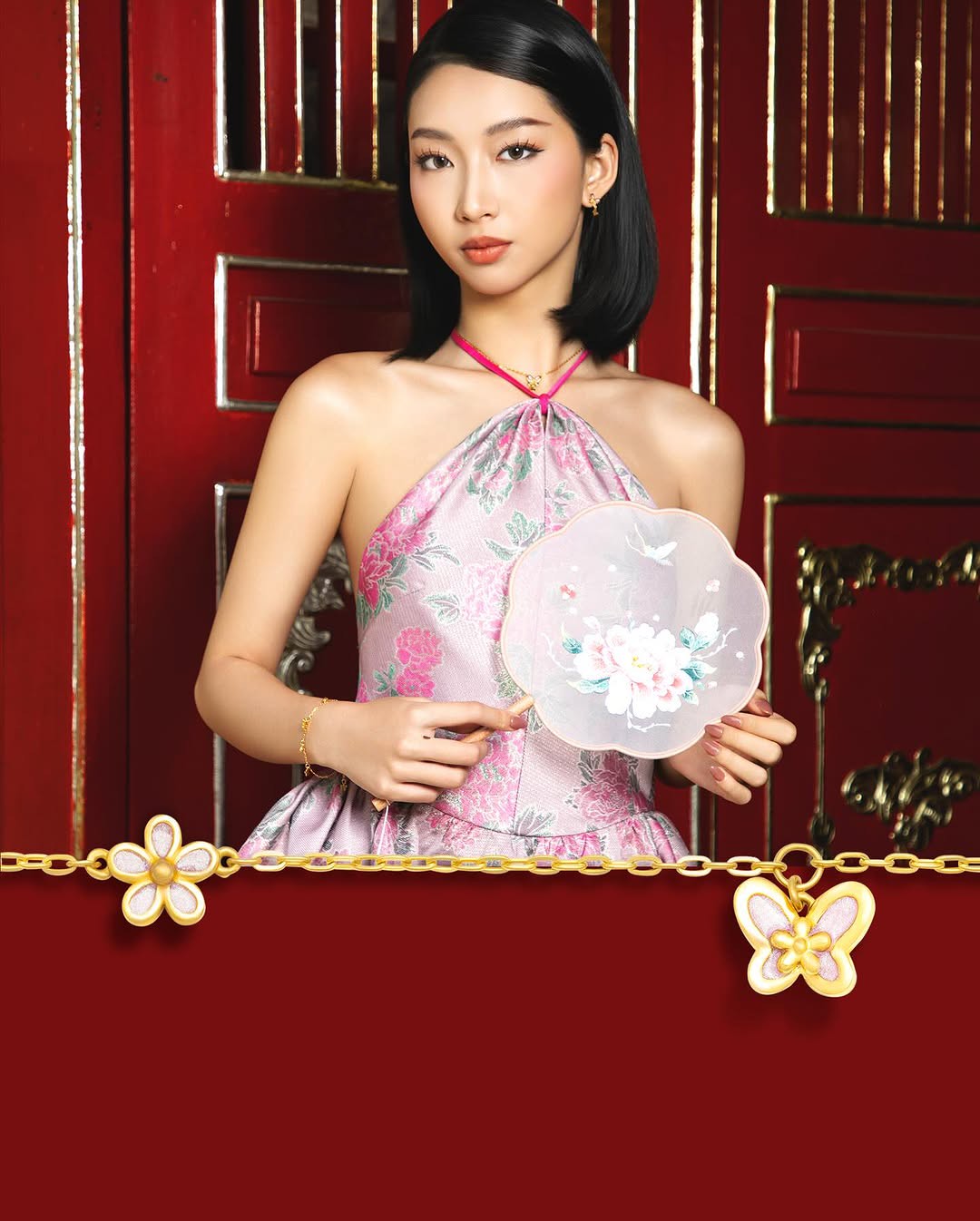 Hinh anh XÉO XỌ không tìm cách mô tả mùi hương bằng hình ảnh trực diện. Thay vào đó, Xuân Diệm Khai Hoa là sự chuyển hóa cảm giác khi hương lan nhẹ trên vải, khi những tầng lớp chồng lên nhau và để lại dư vị. Trang phục không chỉ để mặc, mà để đồng hành cùng các chị trong những khoảnh khắc xuất hiện trọn vẹn nhất 1