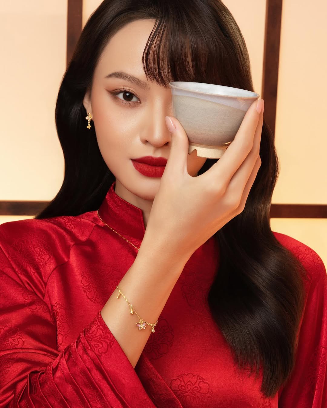 Hinh anh XÉO XỌ không tìm cách mô tả mùi hương bằng hình ảnh trực diện. Thay vào đó, Xuân Diệm Khai Hoa là sự chuyển hóa cảm giác khi hương lan nhẹ trên vải, khi những tầng lớp chồng lên nhau và để lại dư vị. Trang phục không chỉ để mặc, mà để đồng hành cùng các chị trong những khoảnh khắc xuất hiện trọn vẹn nhất 2