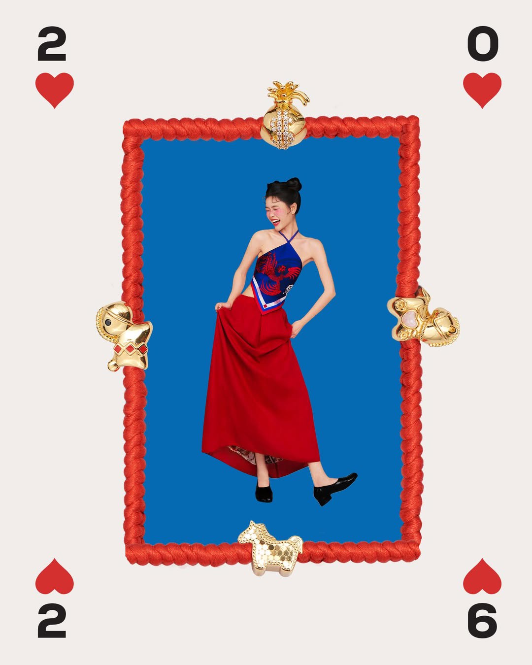 Hinh anh XÉO XỌ không tìm cách mô tả mùi hương bằng hình ảnh trực diện. Thay vào đó, Xuân Diệm Khai Hoa là sự chuyển hóa cảm giác khi hương lan nhẹ trên vải, khi những tầng lớp chồng lên nhau và để lại dư vị. Trang phục không chỉ để mặc, mà để đồng hành cùng các chị trong những khoảnh khắc xuất hiện trọn vẹn nhất 7