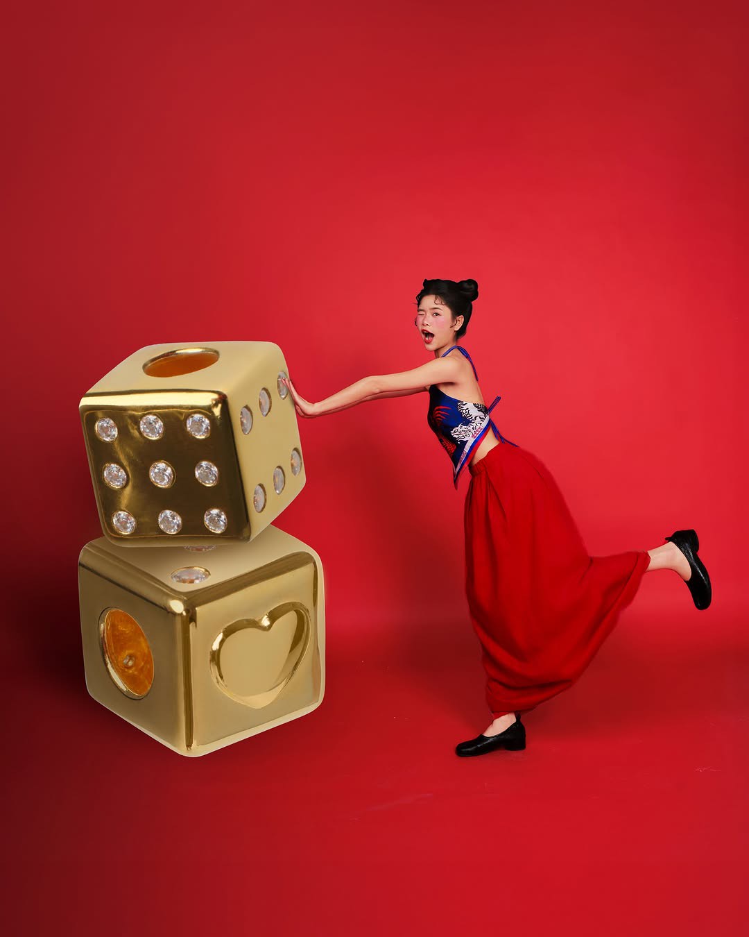 Hinh anh XÉO XỌ không tìm cách mô tả mùi hương bằng hình ảnh trực diện. Thay vào đó, Xuân Diệm Khai Hoa là sự chuyển hóa cảm giác khi hương lan nhẹ trên vải, khi những tầng lớp chồng lên nhau và để lại dư vị. Trang phục không chỉ để mặc, mà để đồng hành cùng các chị trong những khoảnh khắc xuất hiện trọn vẹn nhất 10