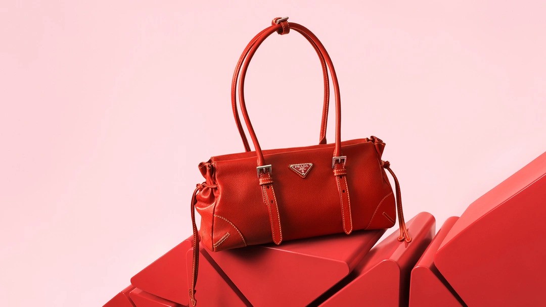 Hinh anh Ngựa lửa tạo hình từ logo Prada 6