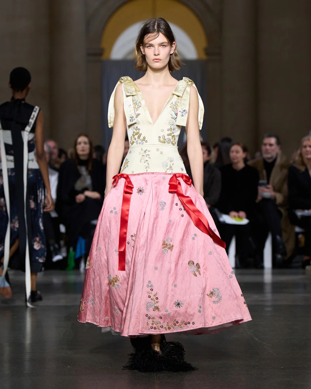 Hinh anh Erdem Fall 2026 và hai mươi thập kỷ "Chẳng khác những năm khác. Mỗi mùa đều là khám phá” 16