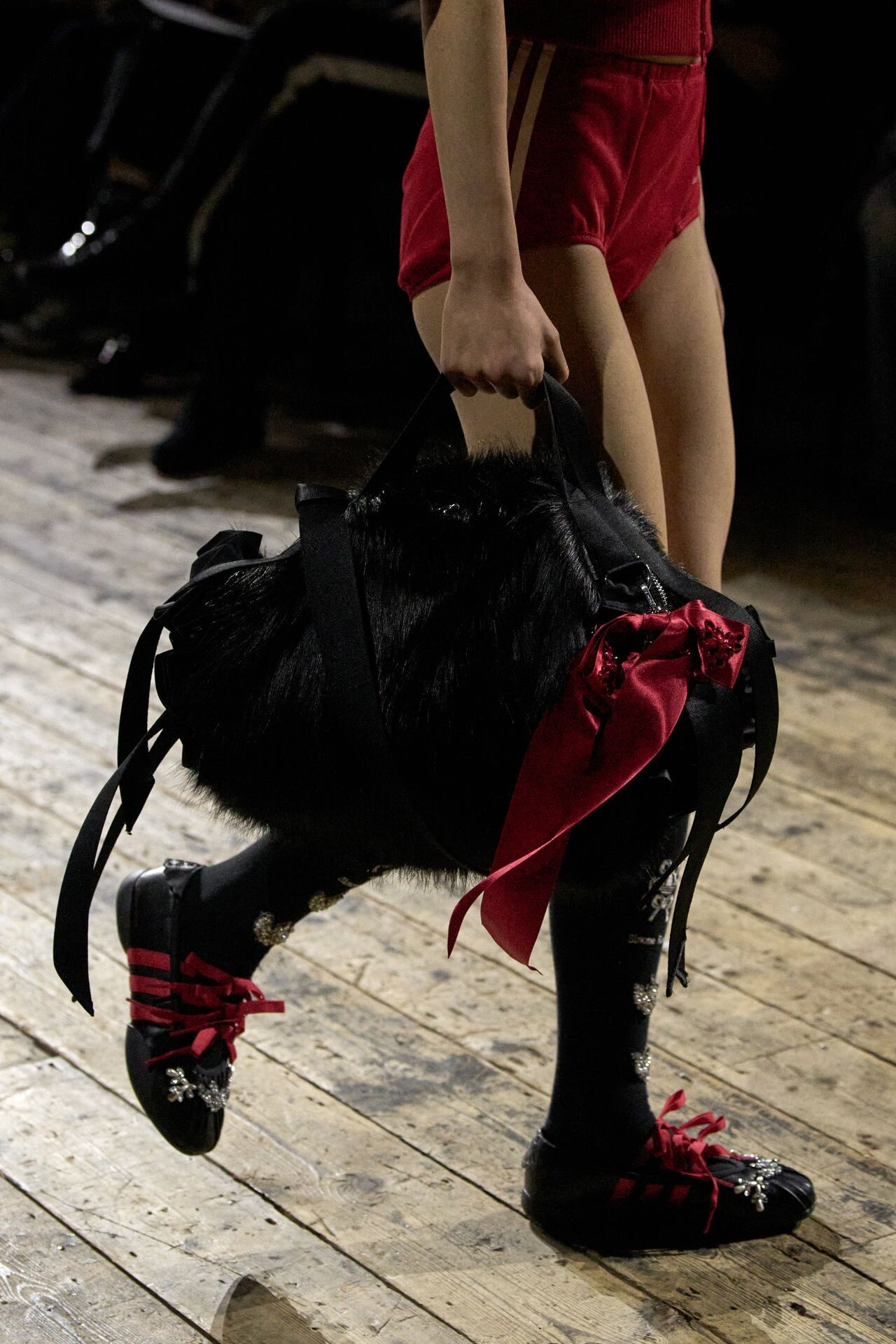 Hinh anh "Những chú ngựa trắng" Simone Rocha Thu Đông 2026 19