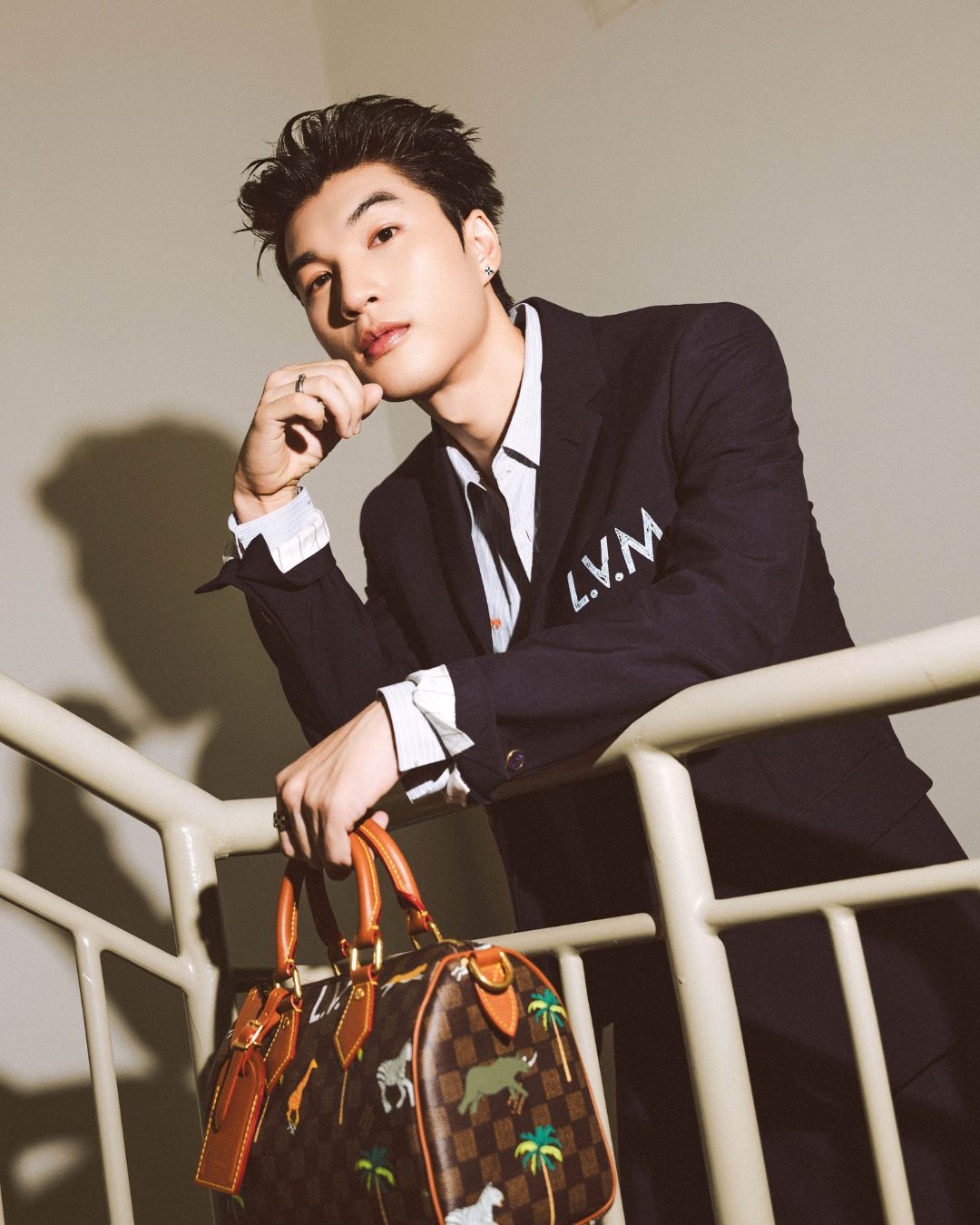 Hinh anh HIEUTHUHAI nổi bật trong thiết kế Louis Vuitton tại Làn Sóng Xanh 2025 2