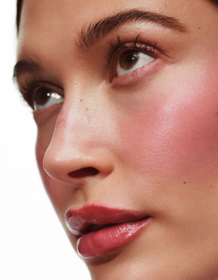 Hinh anh Chủ nghĩa tối đa trở thành xu hướng trang điểm chủ đạo của năm 2026 15