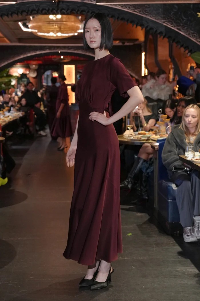 Hinh anh BACH MAI FW26 và bữa tiệc tối thăng trầm của chất liệu satin  2