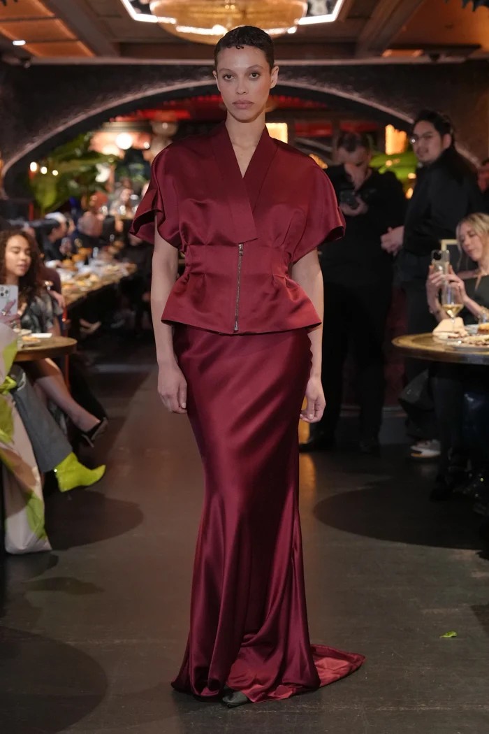 Hinh anh BACH MAI FW26 và bữa tiệc tối thăng trầm của chất liệu satin  8