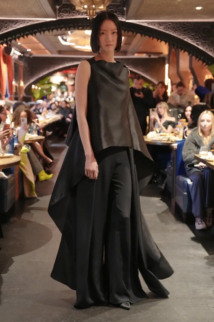 Hinh anh BACH MAI FW26 và bữa tiệc tối thăng trầm của chất liệu satin  18
