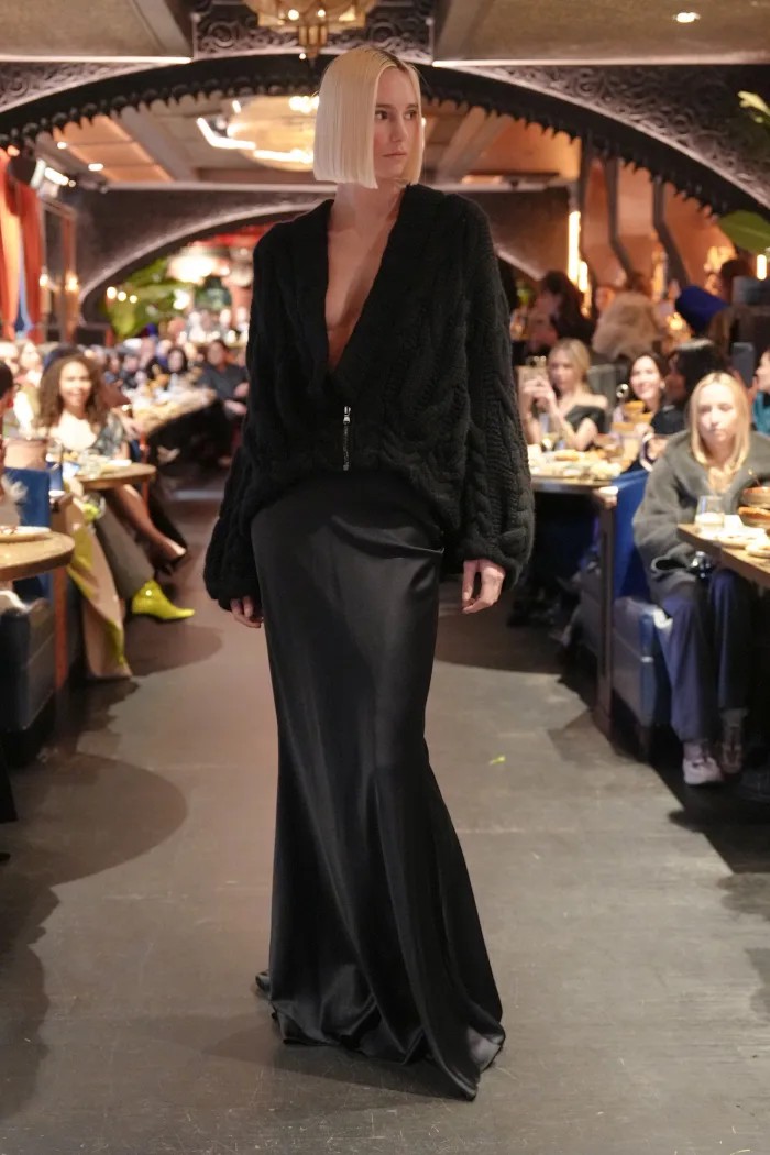 Hinh anh BACH MAI FW26 và bữa tiệc tối thăng trầm của chất liệu satin  5