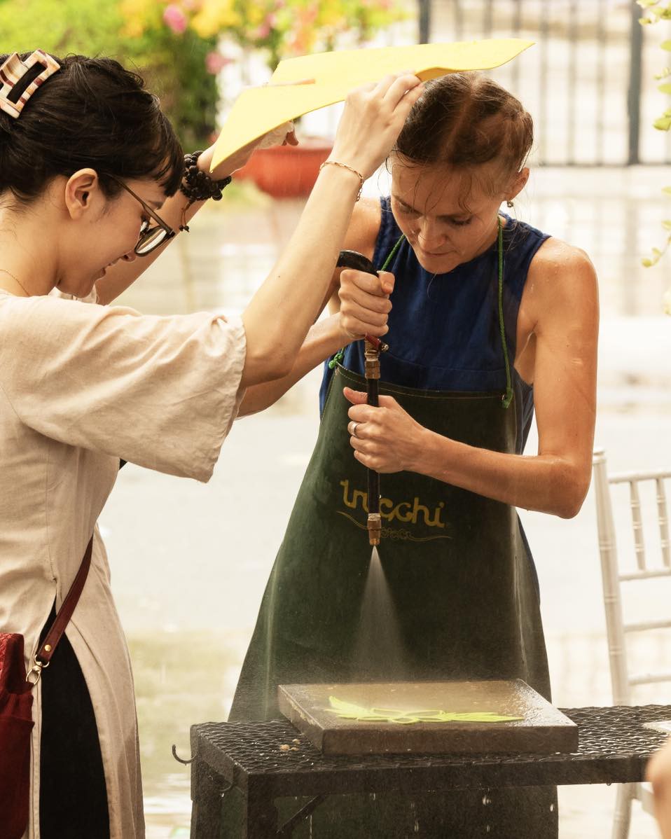 Hinh anh Phụ kiện thủ công Việt sánh đôi cùng áo dài dịp Tết 3