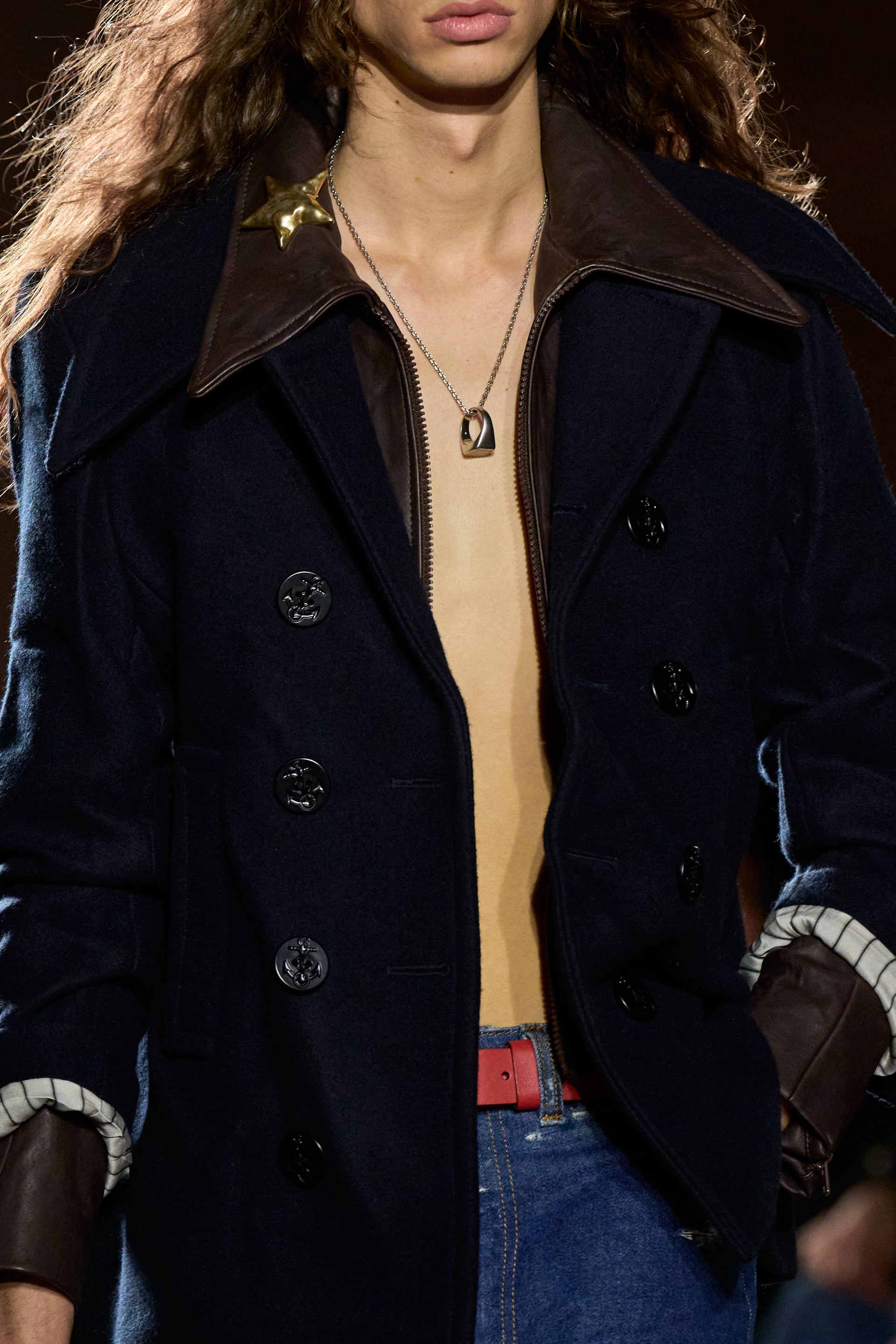 Hinh anh Coach Fall 2026: Nước Mỹ, văn hoá phản kháng và ngôn ngữ styling 19