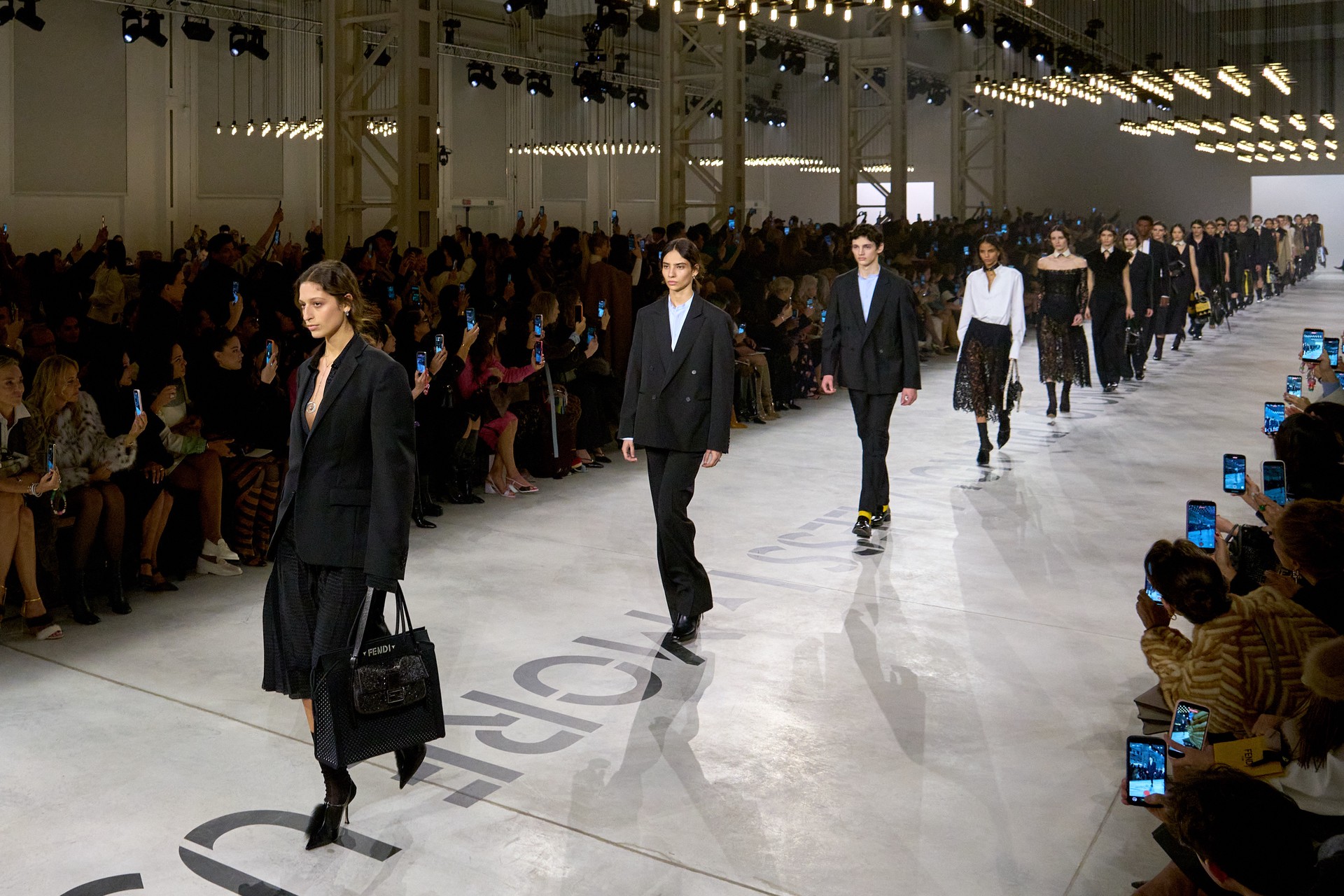 Hinh anh Fendi Thu Đông 2026: Di sản trăm năm của một tập thể sáng tạo 2