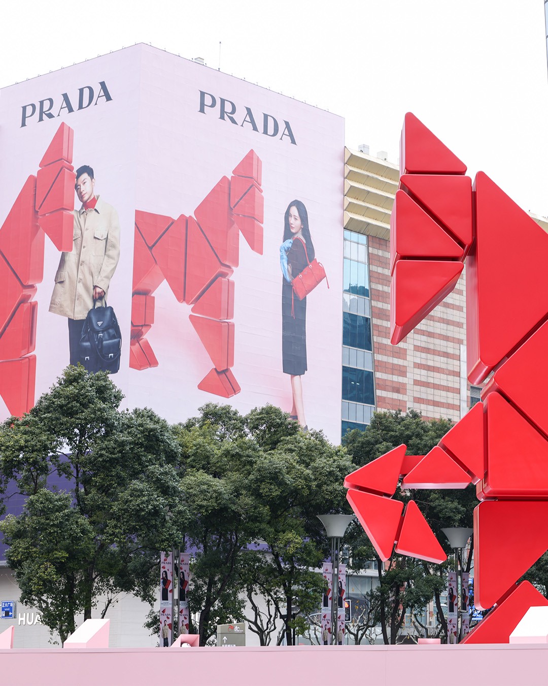 Hinh anh Ngựa lửa tạo hình từ logo Prada 4