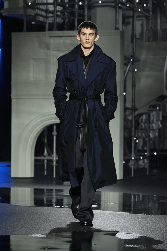 Hinh anh Burberry Thu Đông 2026: Một tối thủ đô Anh Quốc 4