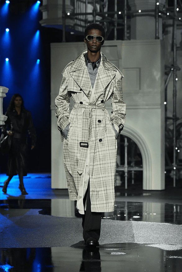 Hinh anh Burberry Thu Đông 2026: Một tối thủ đô Anh Quốc 3