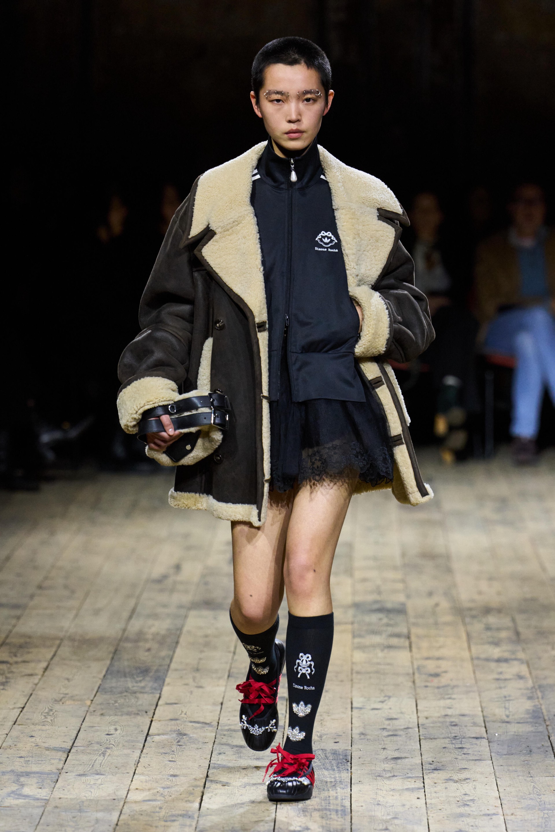 Hinh anh "Những chú ngựa trắng" Simone Rocha Thu Đông 2026 12