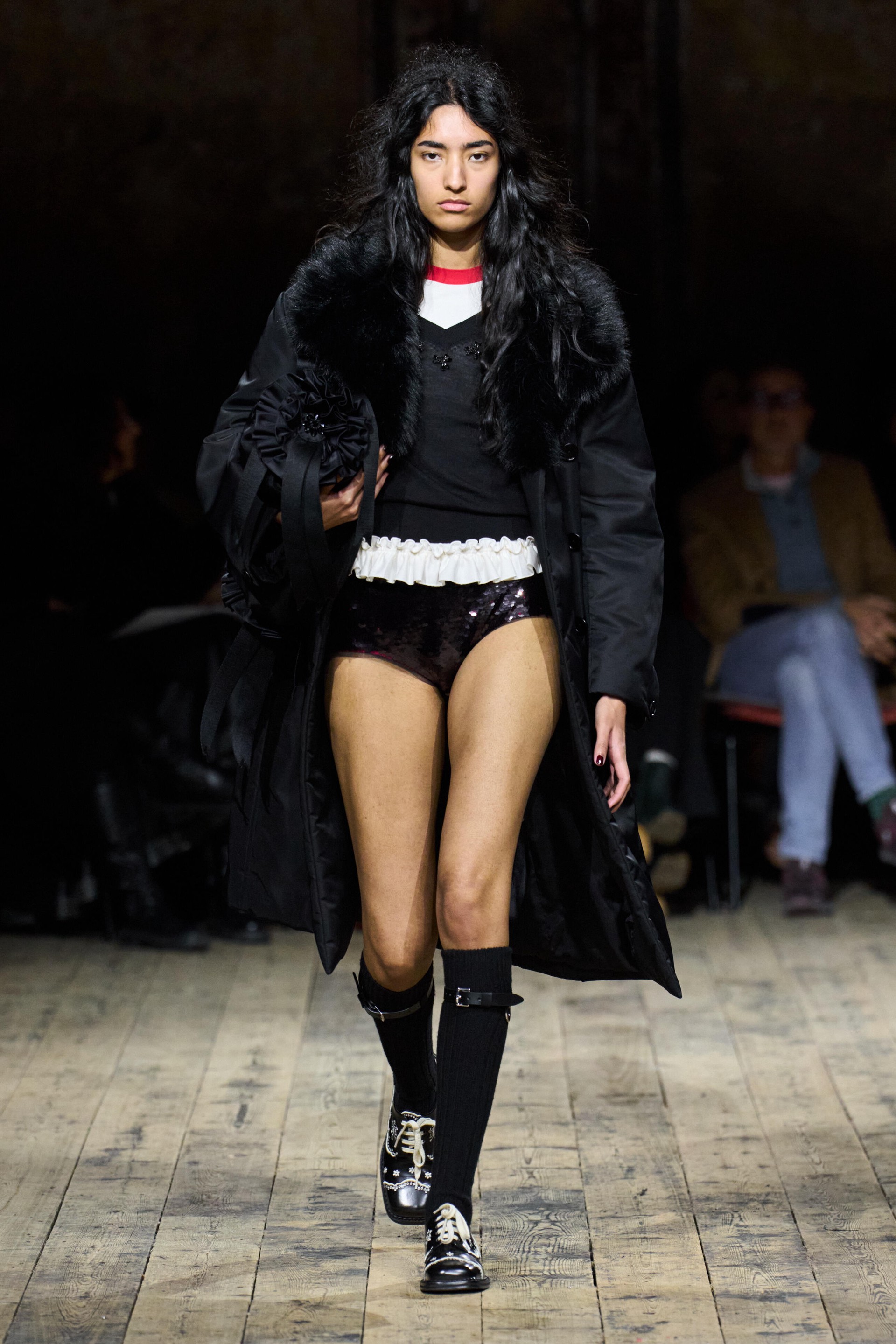 Hinh anh "Những chú ngựa trắng" Simone Rocha Thu Đông 2026 27