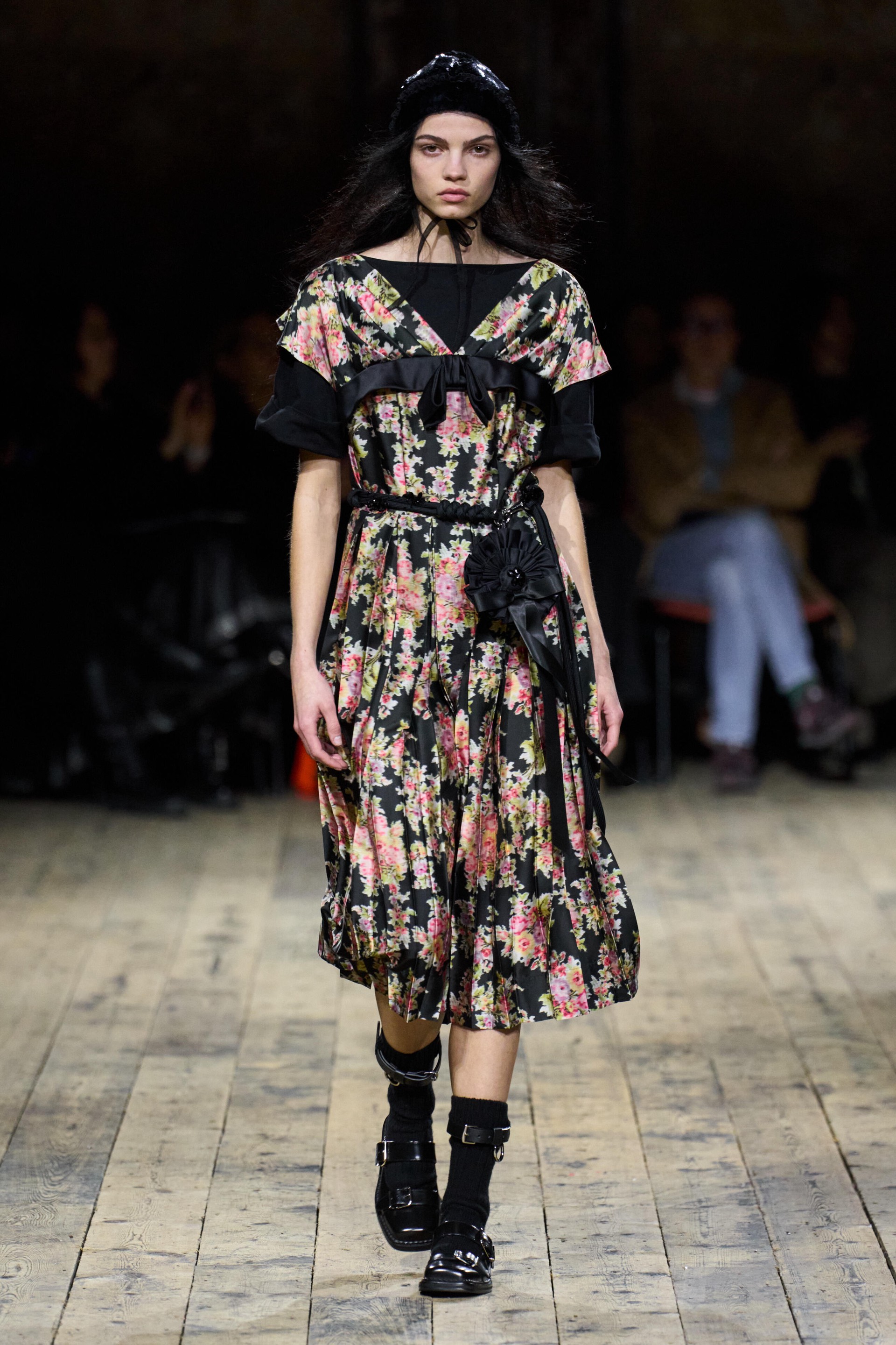 Hinh anh "Những chú ngựa trắng" Simone Rocha Thu Đông 2026 9